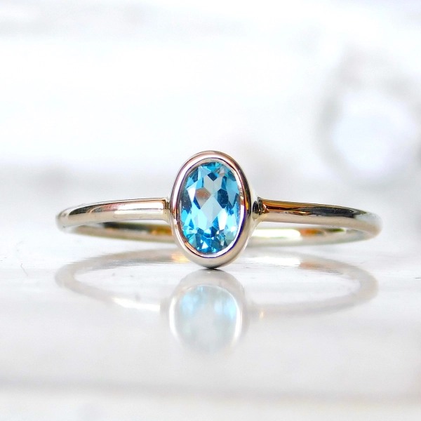 Pierścionek białe złoto, topaz Swiss blue