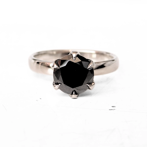 Pierścionek z czarnym naturalnym diamentem 2.09 karata