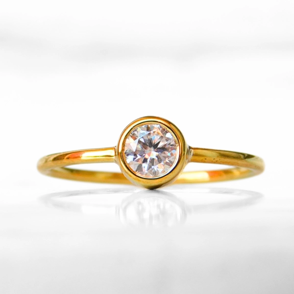Pierścionek złoty z moissanitem 0.5 karata z certyfiakatem